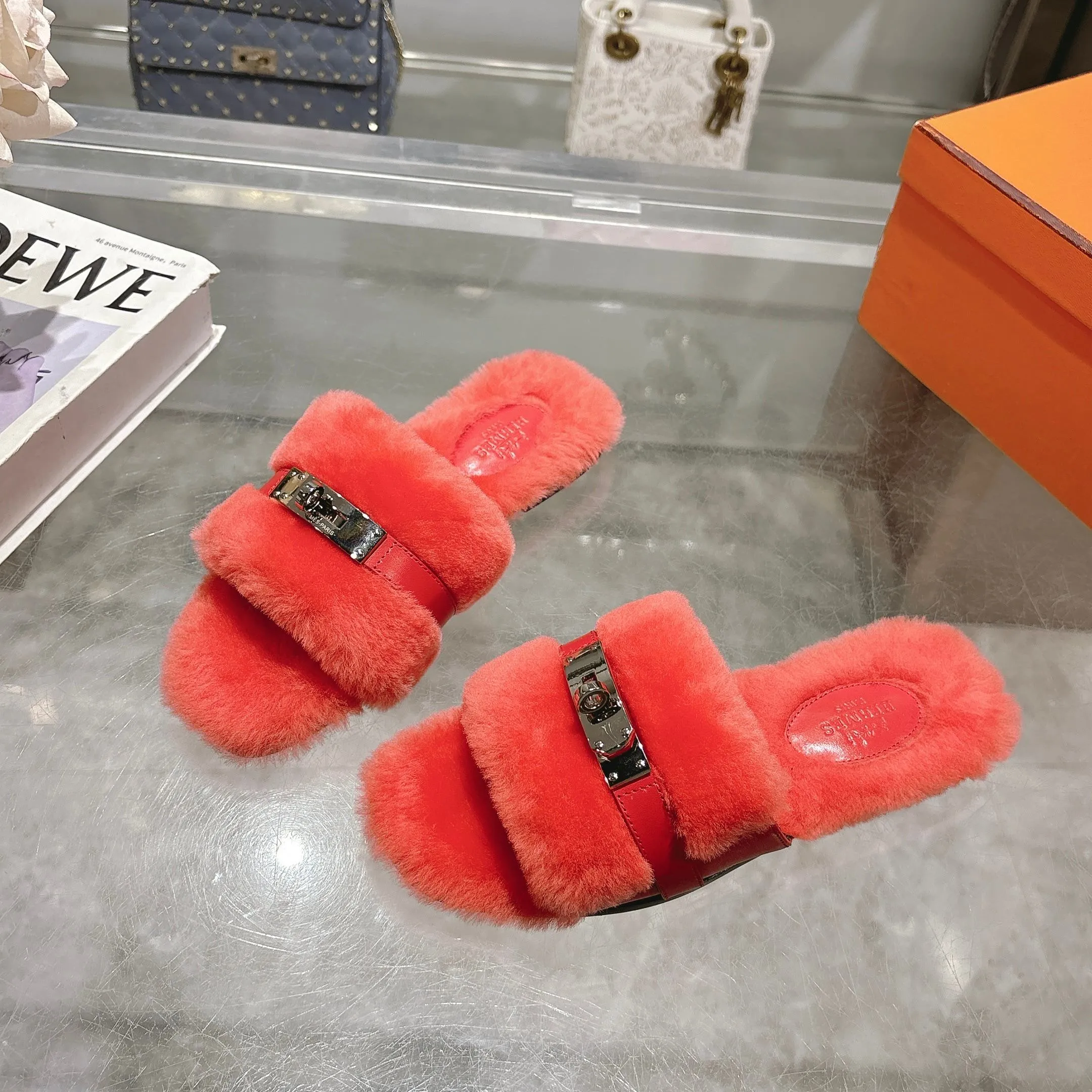 👟👟Ex-factory price 500👟👟 Purchasing agent level Hermes Hermès second uncle hair slippers are in stock all year round. 2025 new and new colors official website, Xiaohongshu synchronizes the latest color matching Hermès hot models are hot online, upgraded workmanship, high quality! Fashionable small wool H-trailers, autumn and winter style flat-soled wool mop, can be customized without standard, non-refundable and non-exchangeable. Fabric: Imported lamb's roll real wool. Lining: Imported lamb's roll real wool. Outsole: Genuine leather outsole. Size: 35-43, [Note: 41, 42, 43 customized]